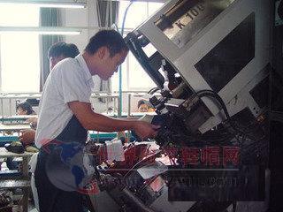 桐鄉市制鞋企業考察百麗、達芙妮生產工廠-世界服裝鞋帽網-行業門戶.全國十佳電子商業行業門戶網站